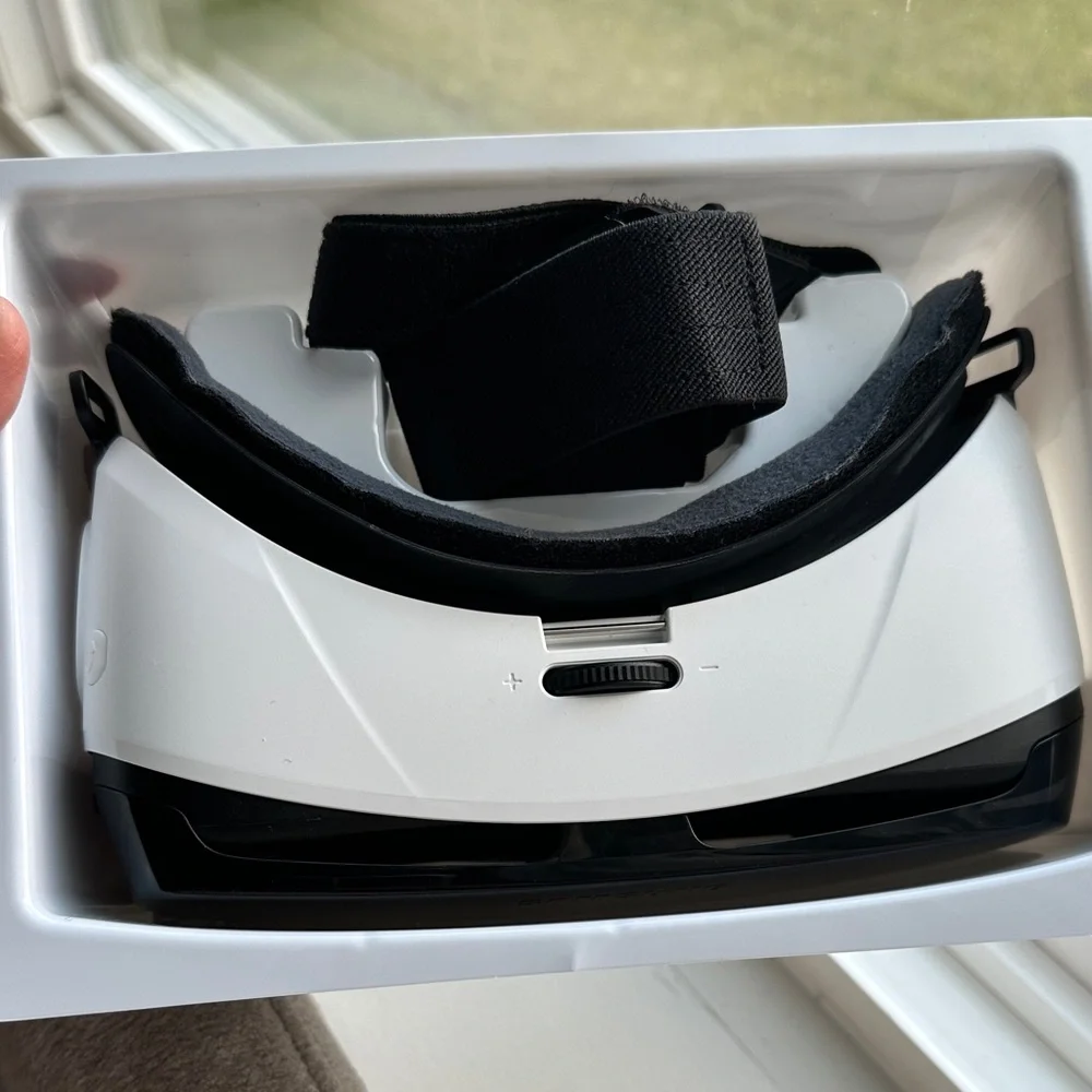 Samsung Gear VR Headset - Gray and Black new never used